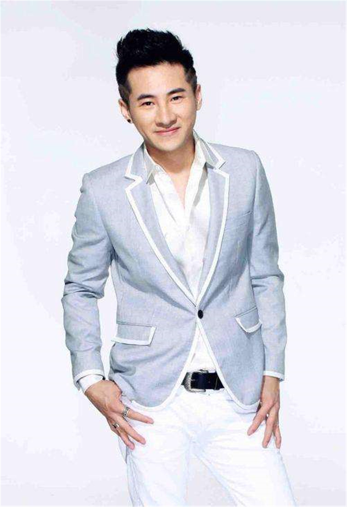 海鸣威《老人与海》